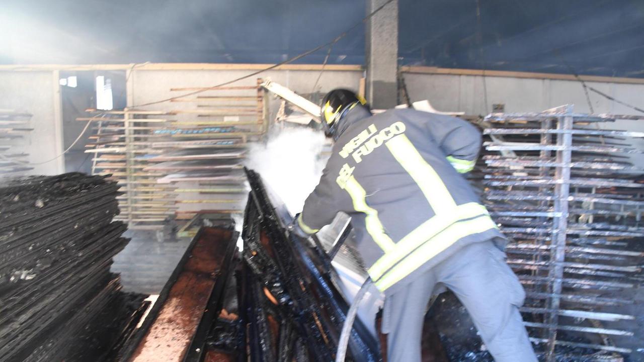 L'incendio alla ditta Orazzini (foto Silvi)