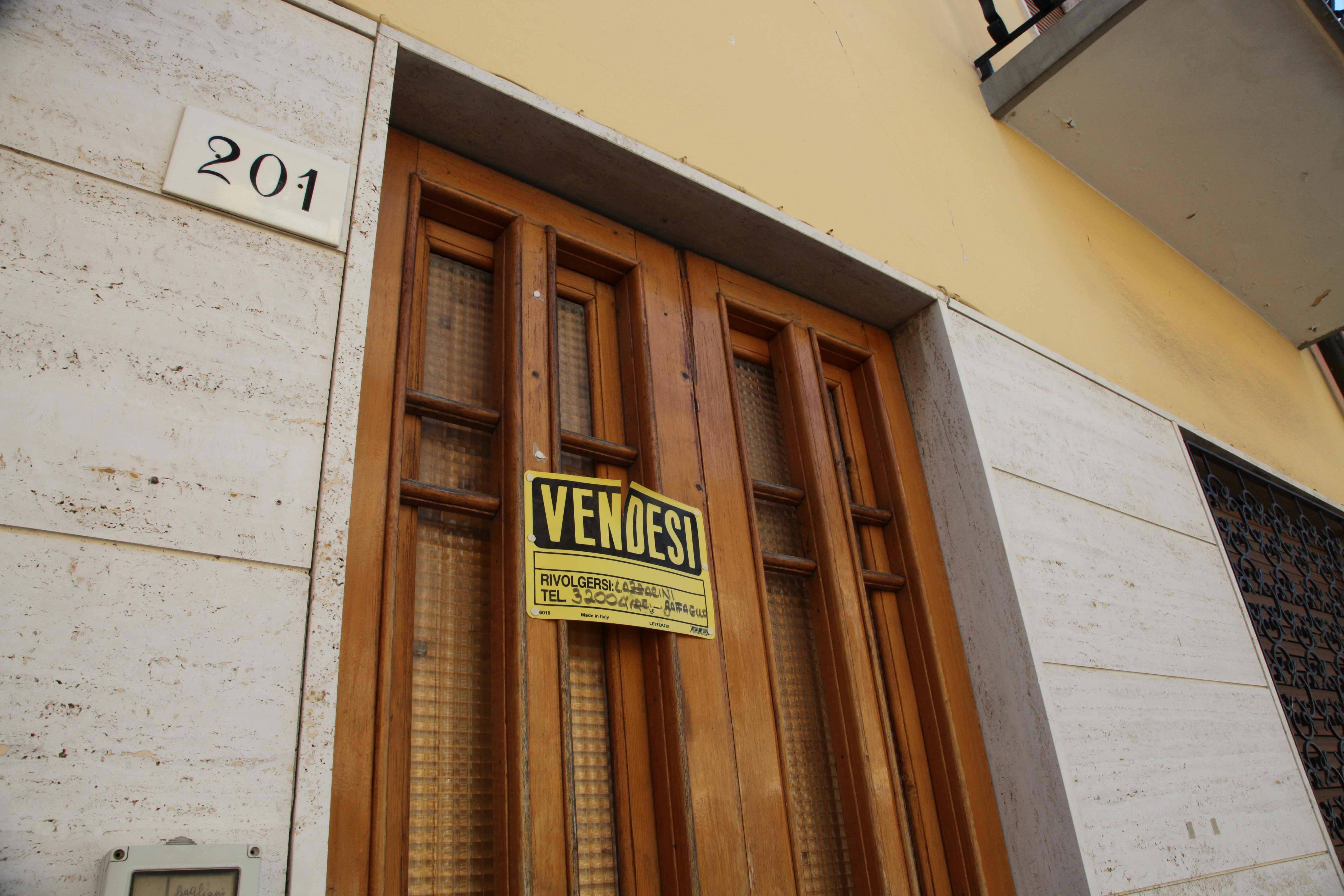 Case, più compravendite ma prezzi giù - Le quotazioni zona per zona