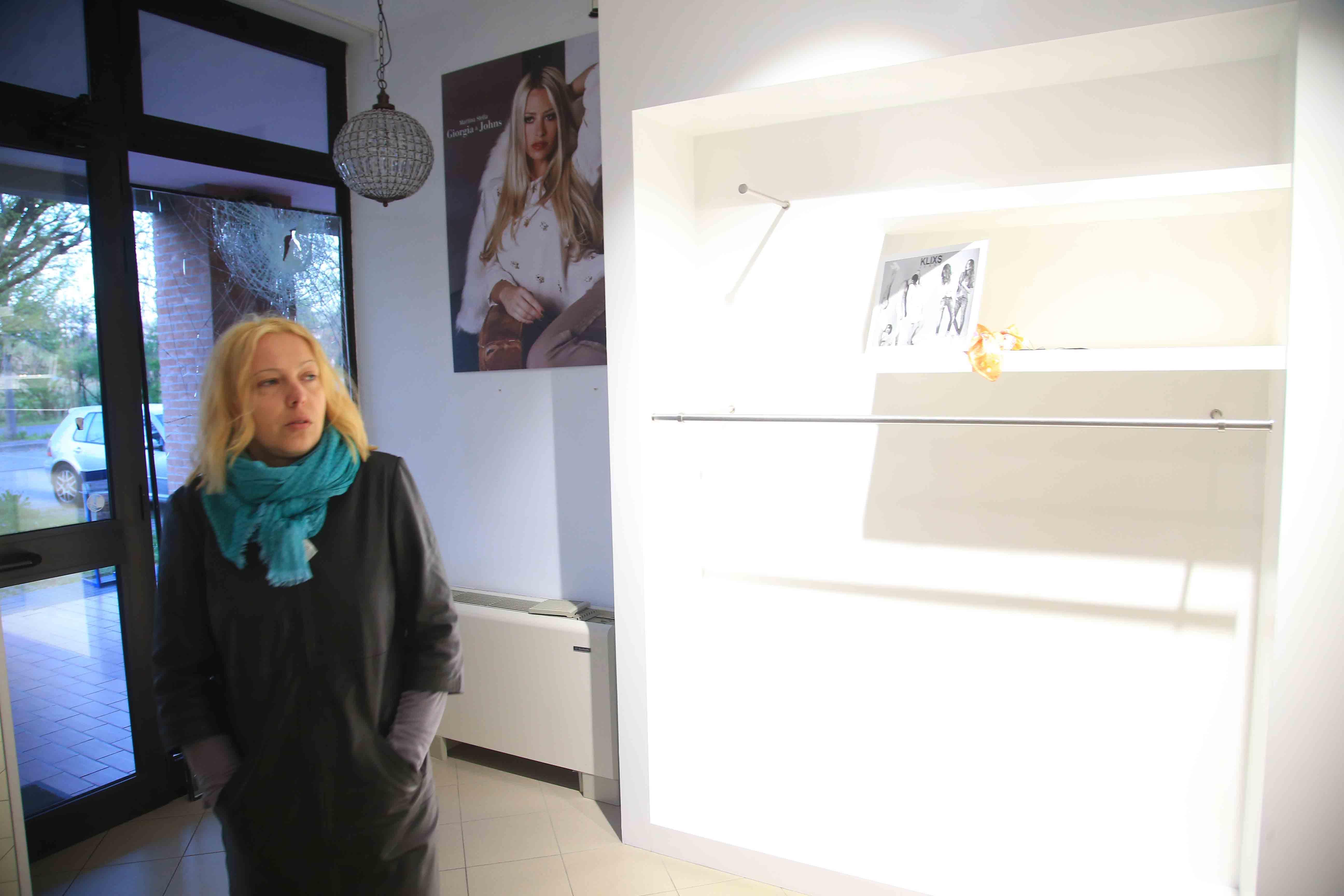 Negozio di abbigliamento preso a picconate