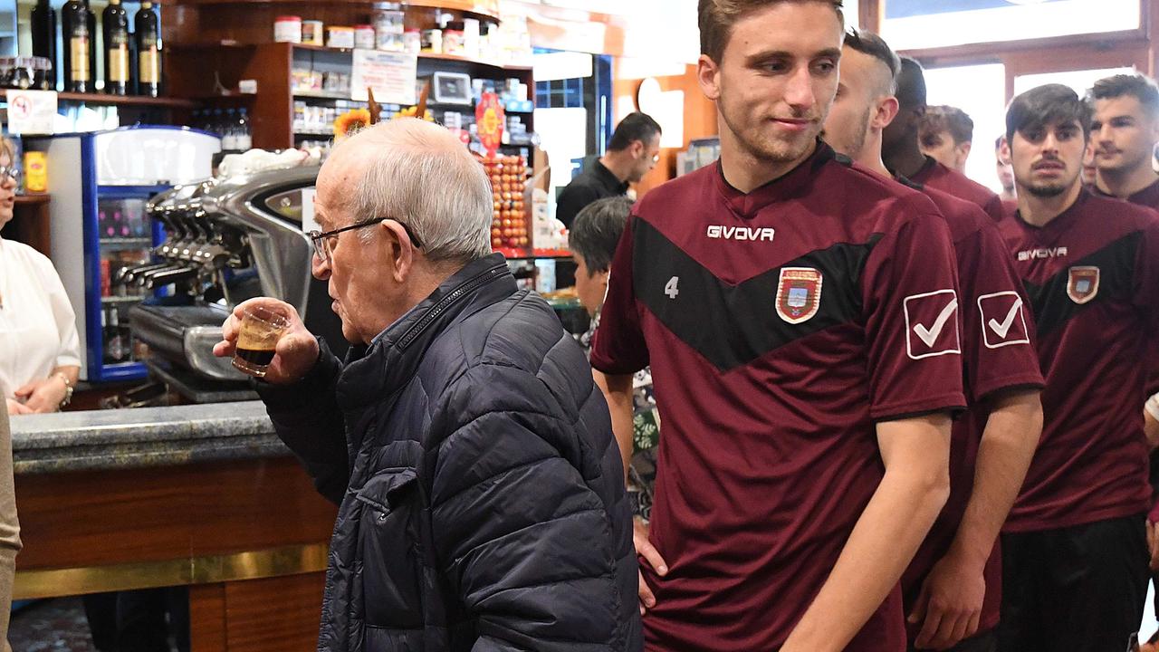La squadra del Pontedera all'arrivo al Caffè Tirreno