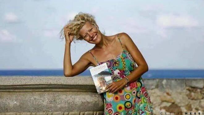 Marianna col gatto in un "giro" d’Italia con la barca a vela