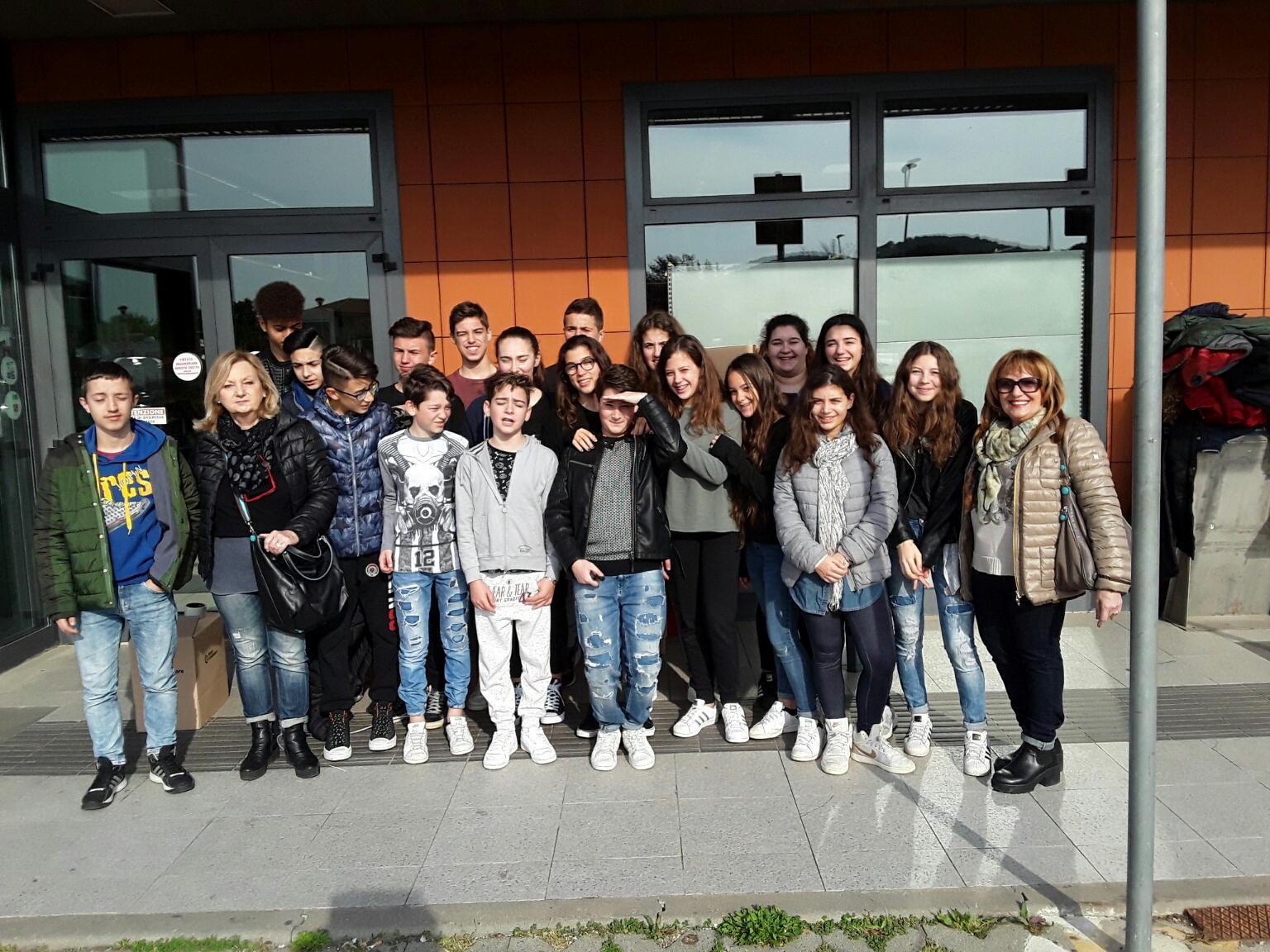 Ragazzi e “assistenti” impegnati alla Coop di Riotorto