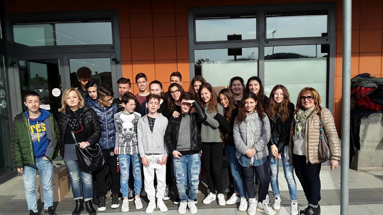 Ragazzi e “assistenti” impegnati alla Coop di Riotorto
