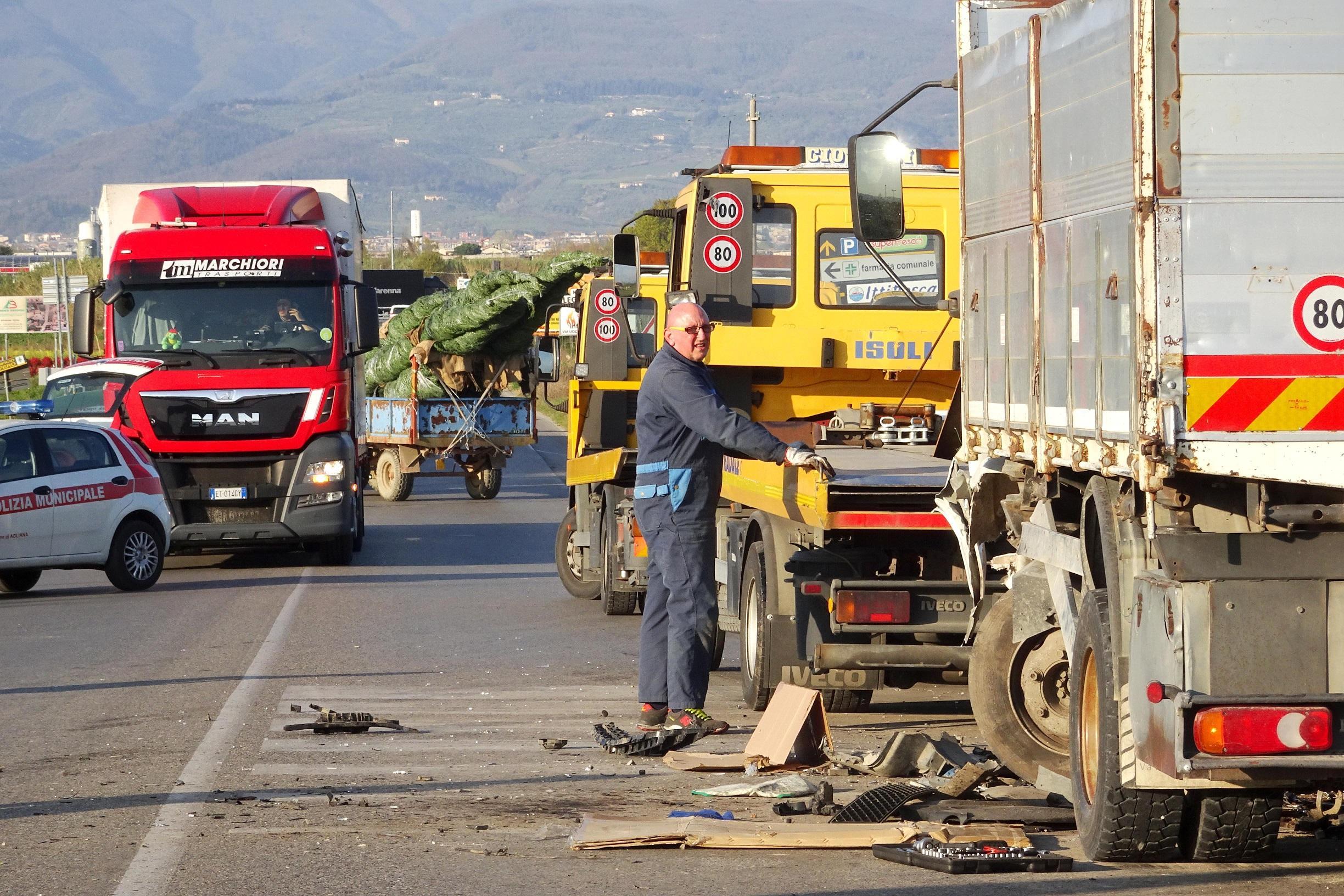 Auto contro camion in via Marx, due feriti gravi