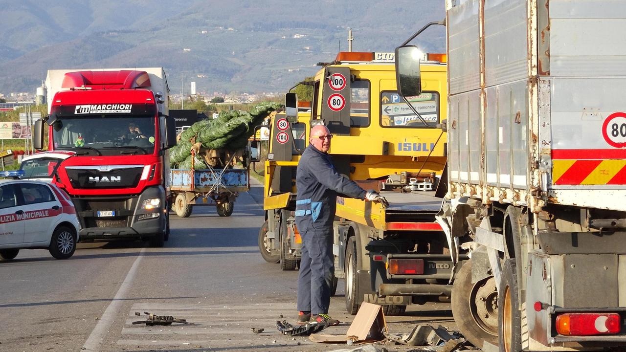 Auto contro camion in via Marx, due feriti gravi