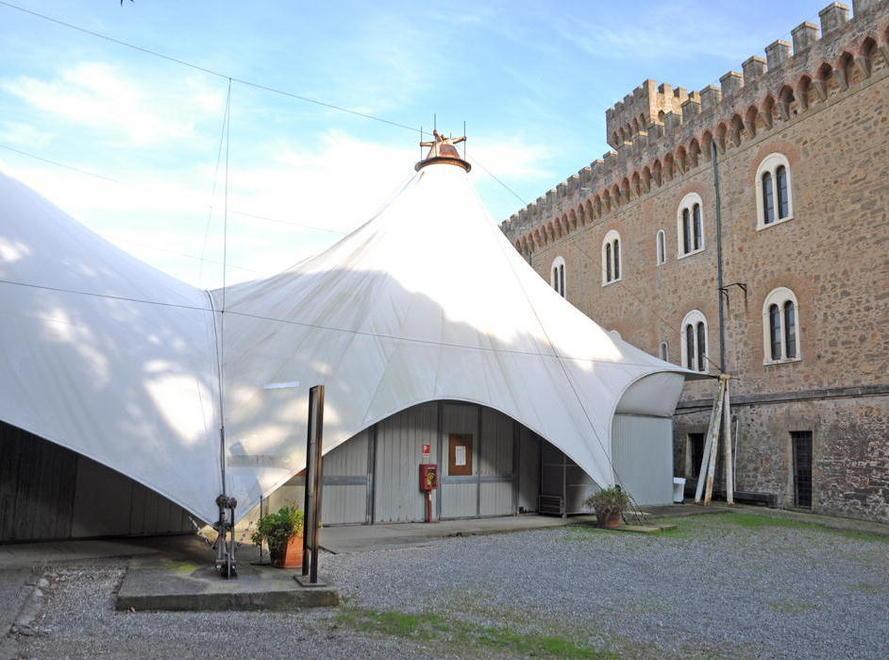 La tensostruttura a lato del Pasquini