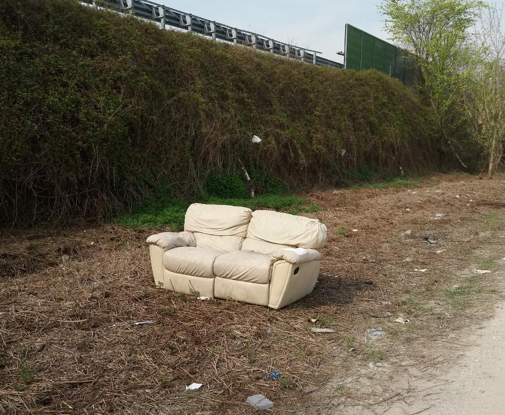 Modena: stradello Armenone ridotto a discarica 