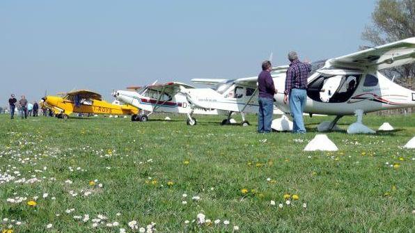 Festa con venti aerei al campo volo