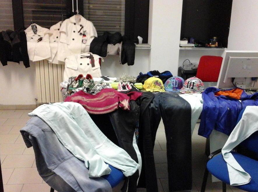 Sorpreso a caricare sull’auto vestiti rubati 