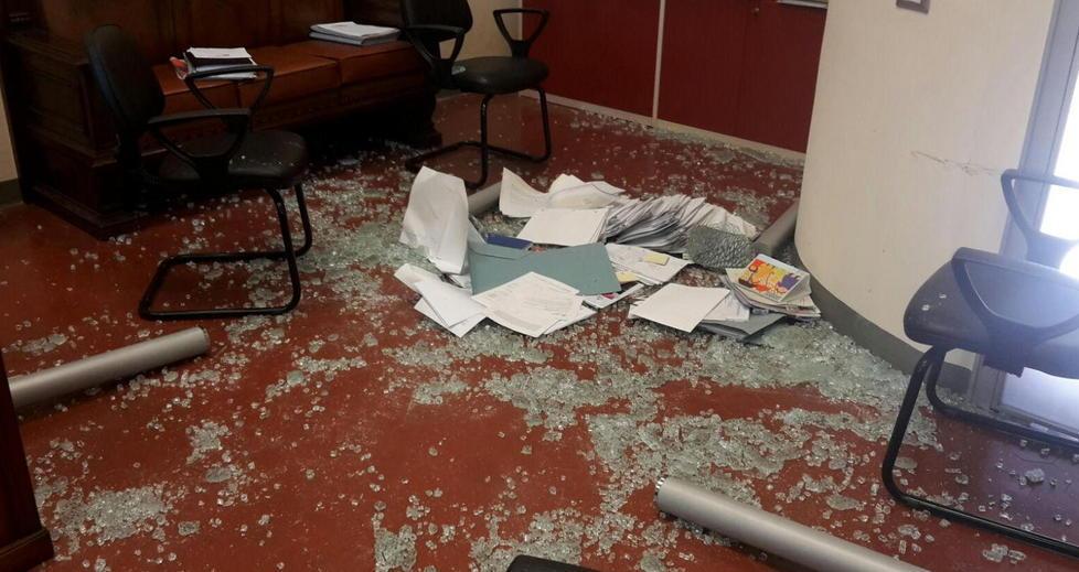 «Voglio la casa!», e rompe il tavolo 