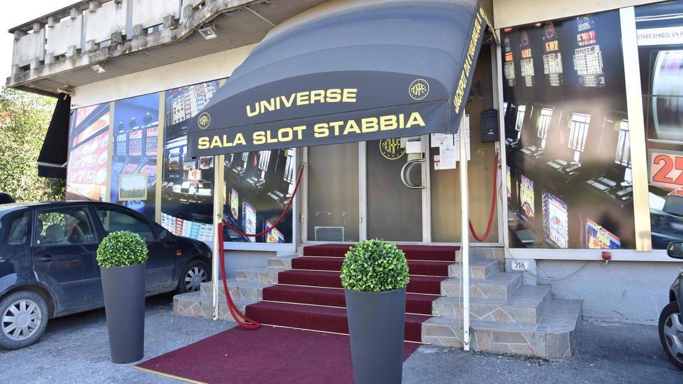 Minacciato con un’arma e rapinato colpo da 18mila euro nella sala slot