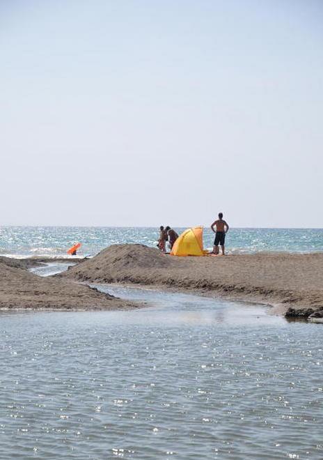Pontile galleggiante sul torrente Seggio per unire il litorale 