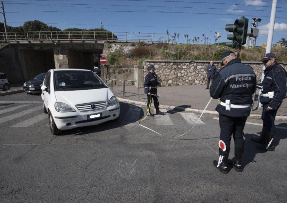Investita mentre attraversa sulle strisce 