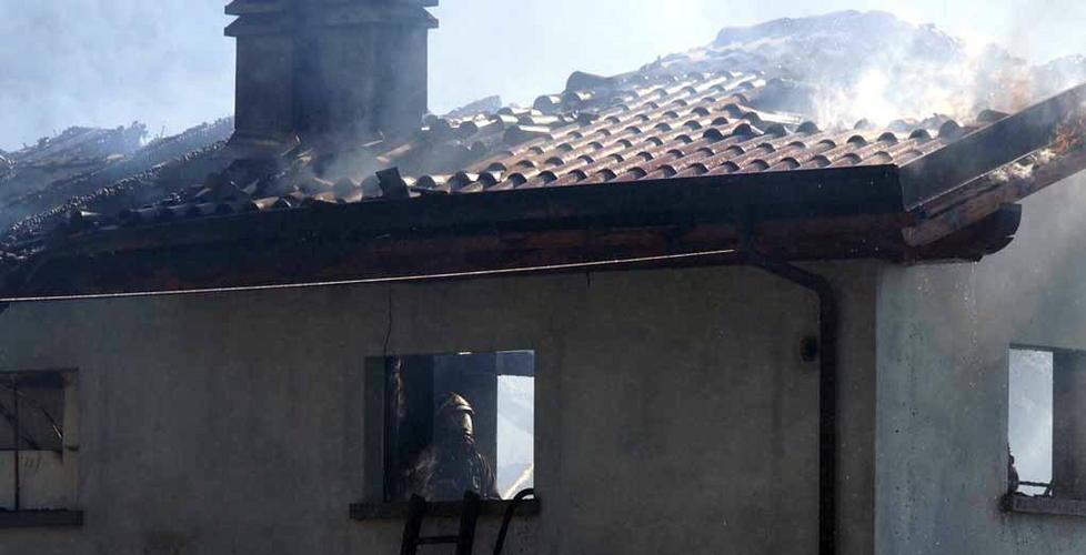 Brucia Capracampa Le fiamme devastano l’azienda agricola 