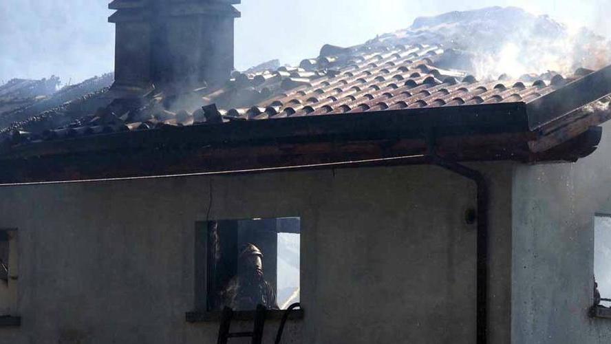 Brucia Capracampa Le fiamme devastano l’azienda agricola