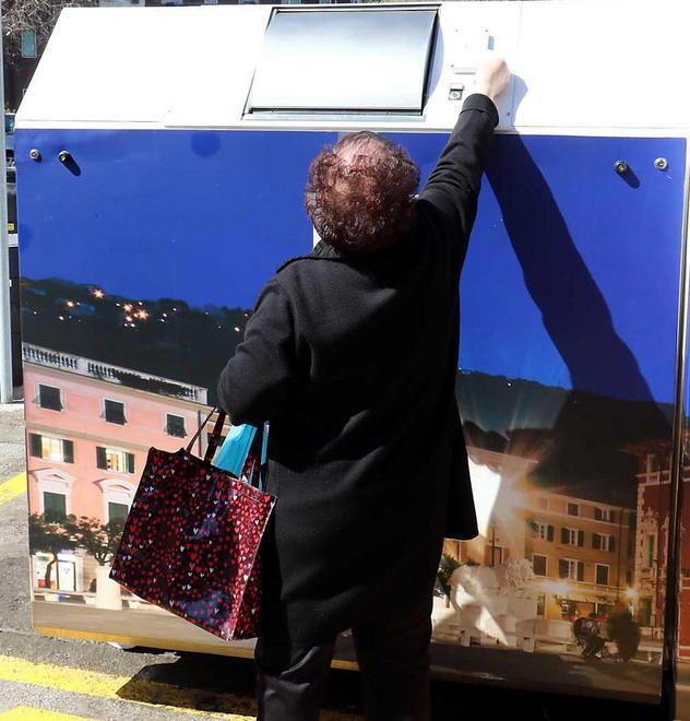 Via i cassonetti e c’è chi butta per strada 