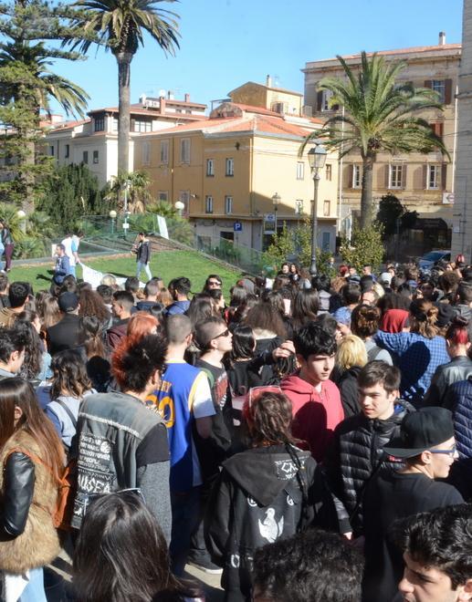 Studenti in piazza contro il tirocinio: «Solo sfruttamento» 