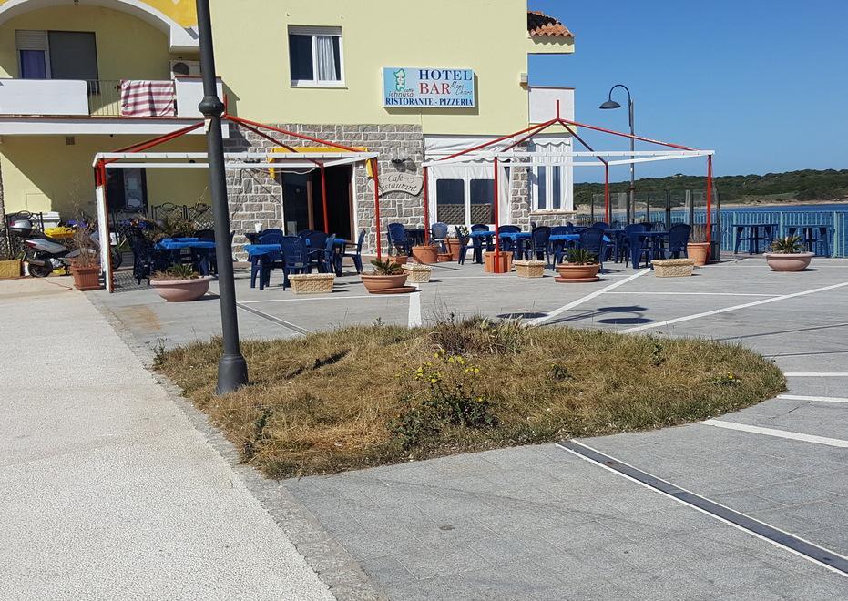 La piazza di Vignola in stato di abbandono tra sterpaglie e rifiuti 