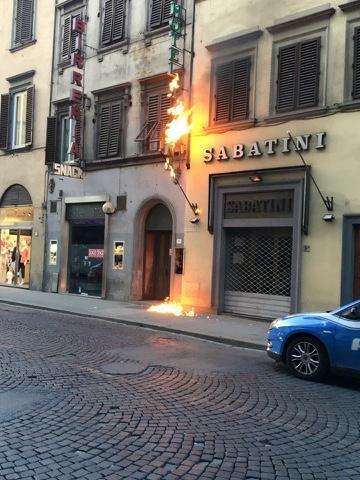 Le fiamme in via Panzani distruggono l'insegna di un hotel (foto di Claudia Tempesti)