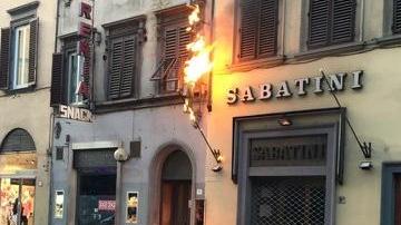 Le fiamme in via Panzani distruggono l'insegna di un hotel (foto di Claudia Tempesti)