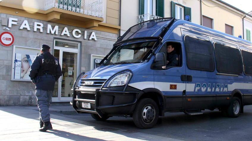 Aggredisce il vigilante che lo sorprende a rubare