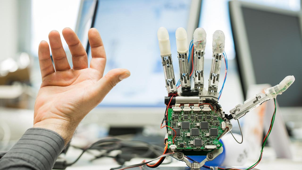 Così l’orecchio aiuta le persone amputate che indossano protesi robotiche