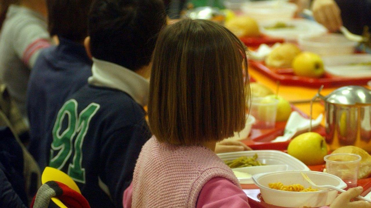 Bambini a mensa (archivio)