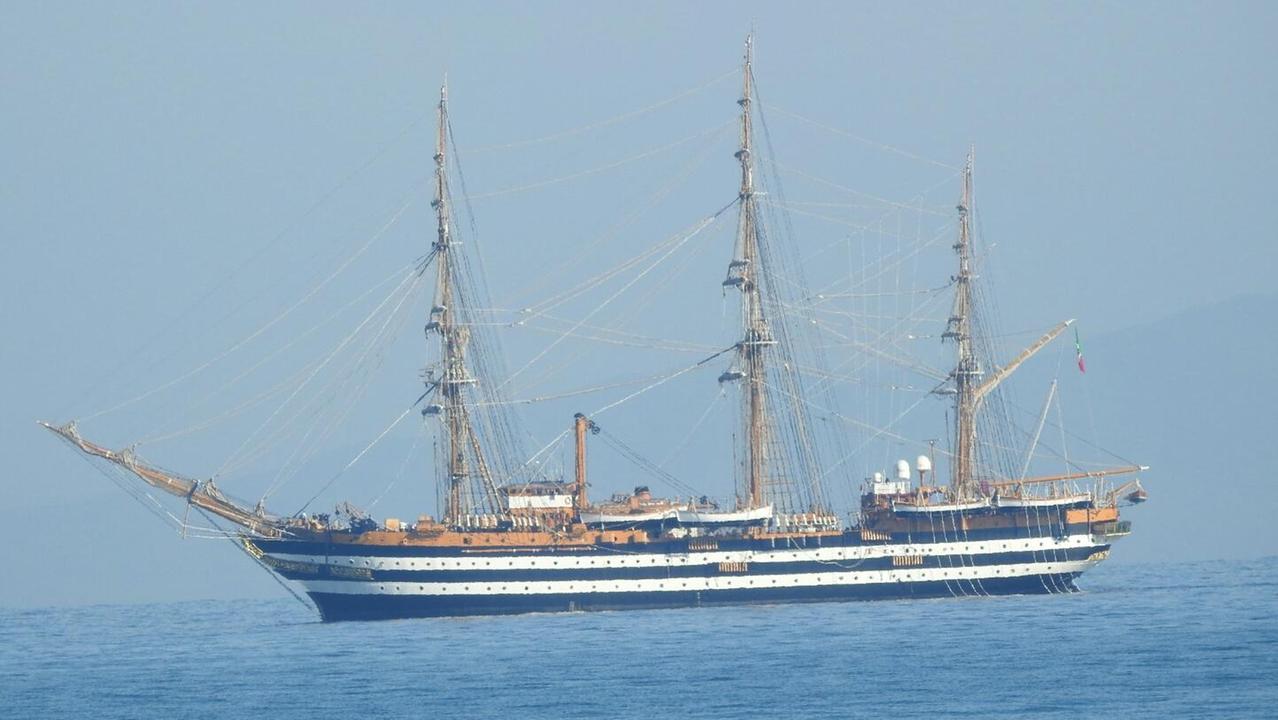Un'immagine del passaggio della Vespucci (foto Enzo Russo)