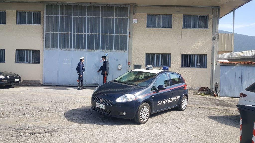 I carabinieri davanti al capannone di via Cellini a Montemurlo