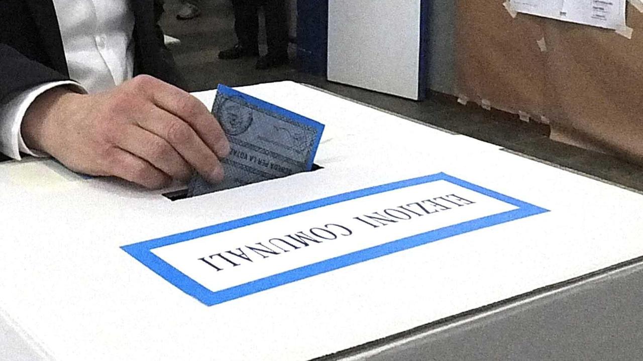 Un'urna elettorale (foto Muzzi)