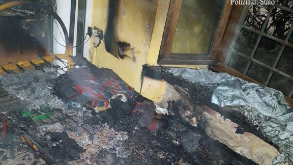 Il letto carbonizzato dalle fiamme