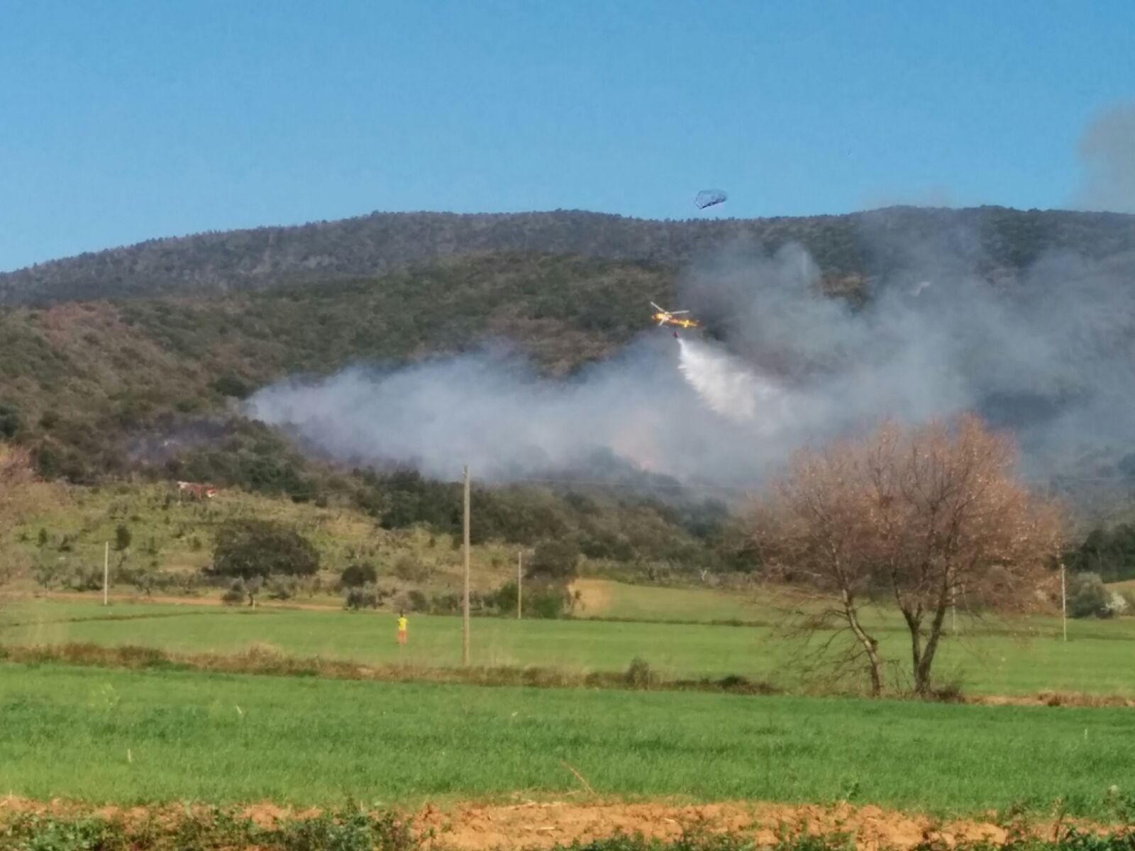 L'elicottero dei vigili del fuoco in azione a Pian di Rocca