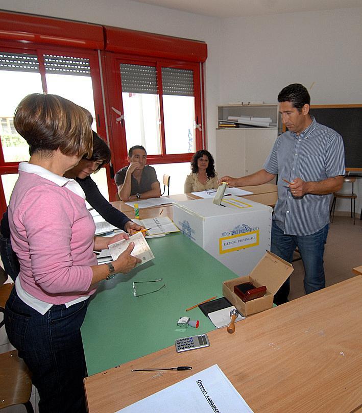 Un elettore al seggio in una delle passate votazioni