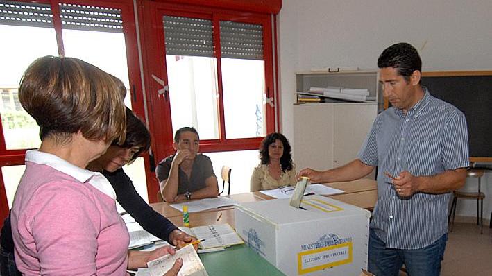 Un elettore al seggio in una delle passate votazioni