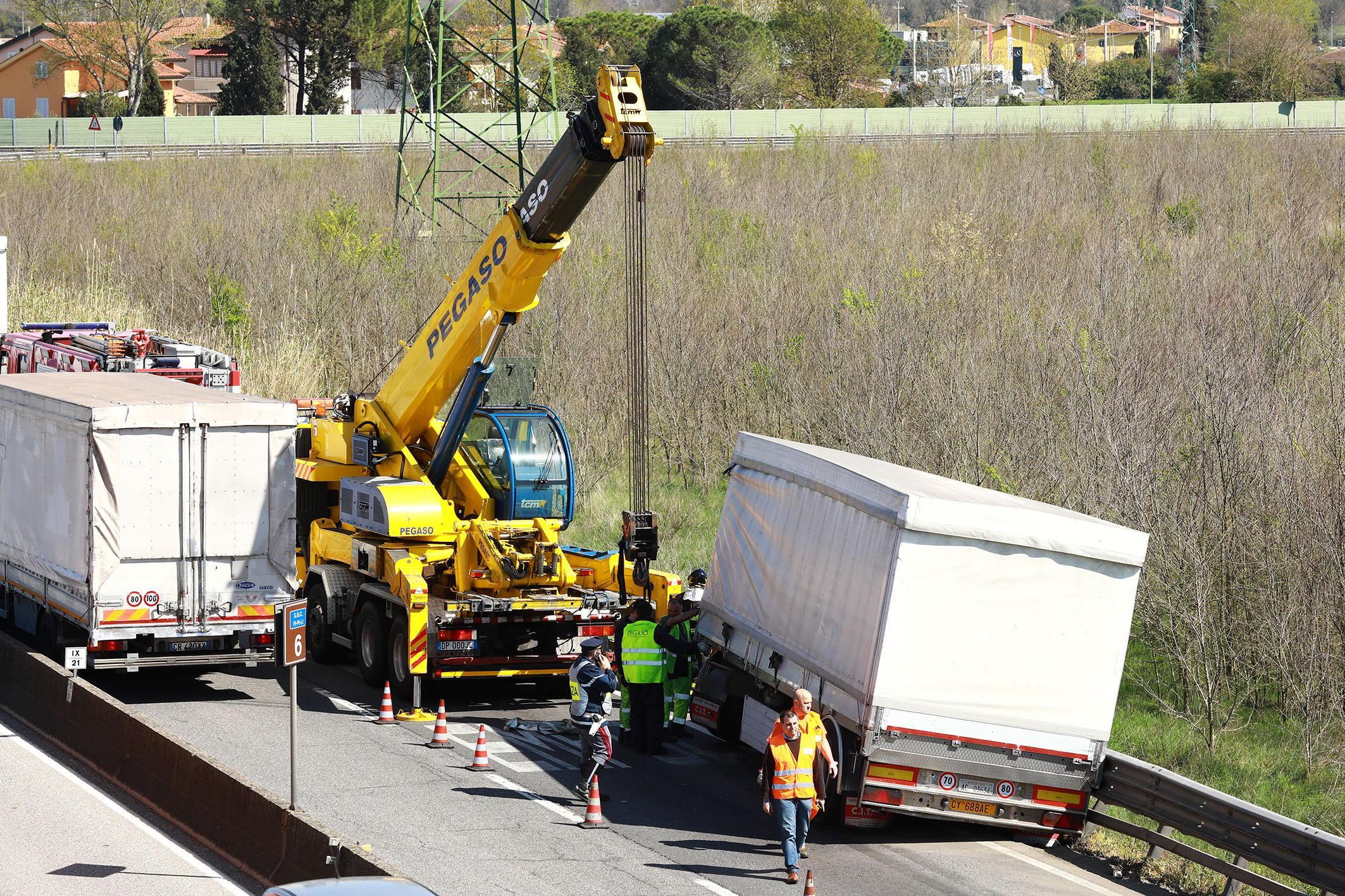 Le operazioni di recupero del rimorchio (Foto Agenzia Carlo Sestini)