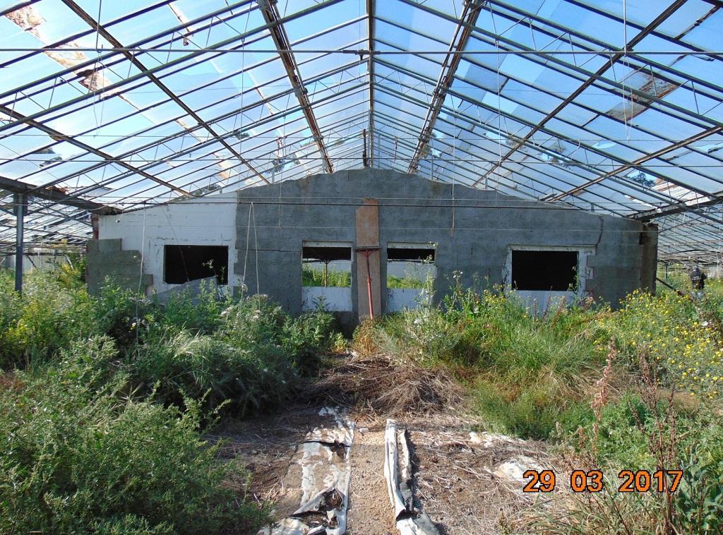 Una delle otto villette abusive in costruzione dentro una serra sequestrate dalla forestale (Onnis)