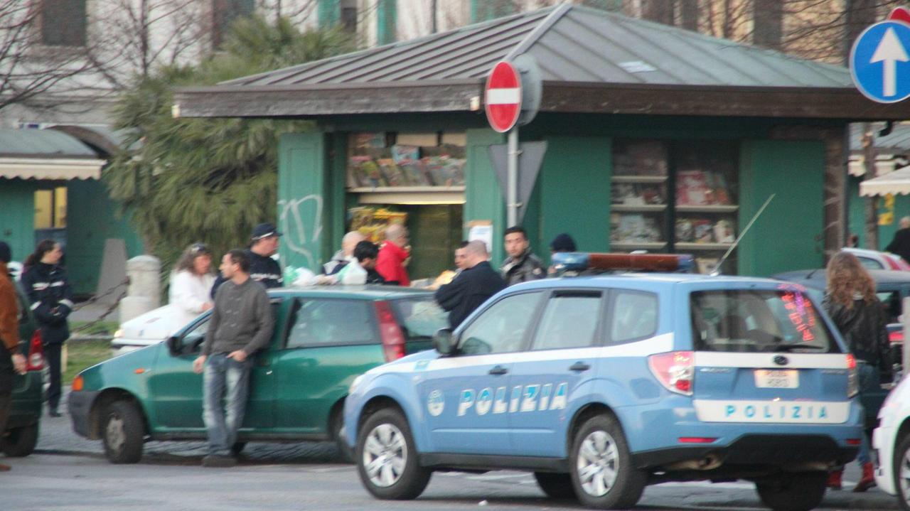Un'auto della polizia al lavoro in piazza Garibaldi (foto di archivio)