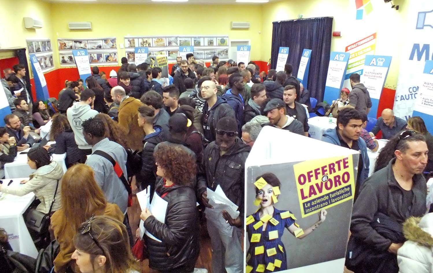 Folla alla borsa lavoro, a caccia di un'opportunità (foto Paolo Barlettani)