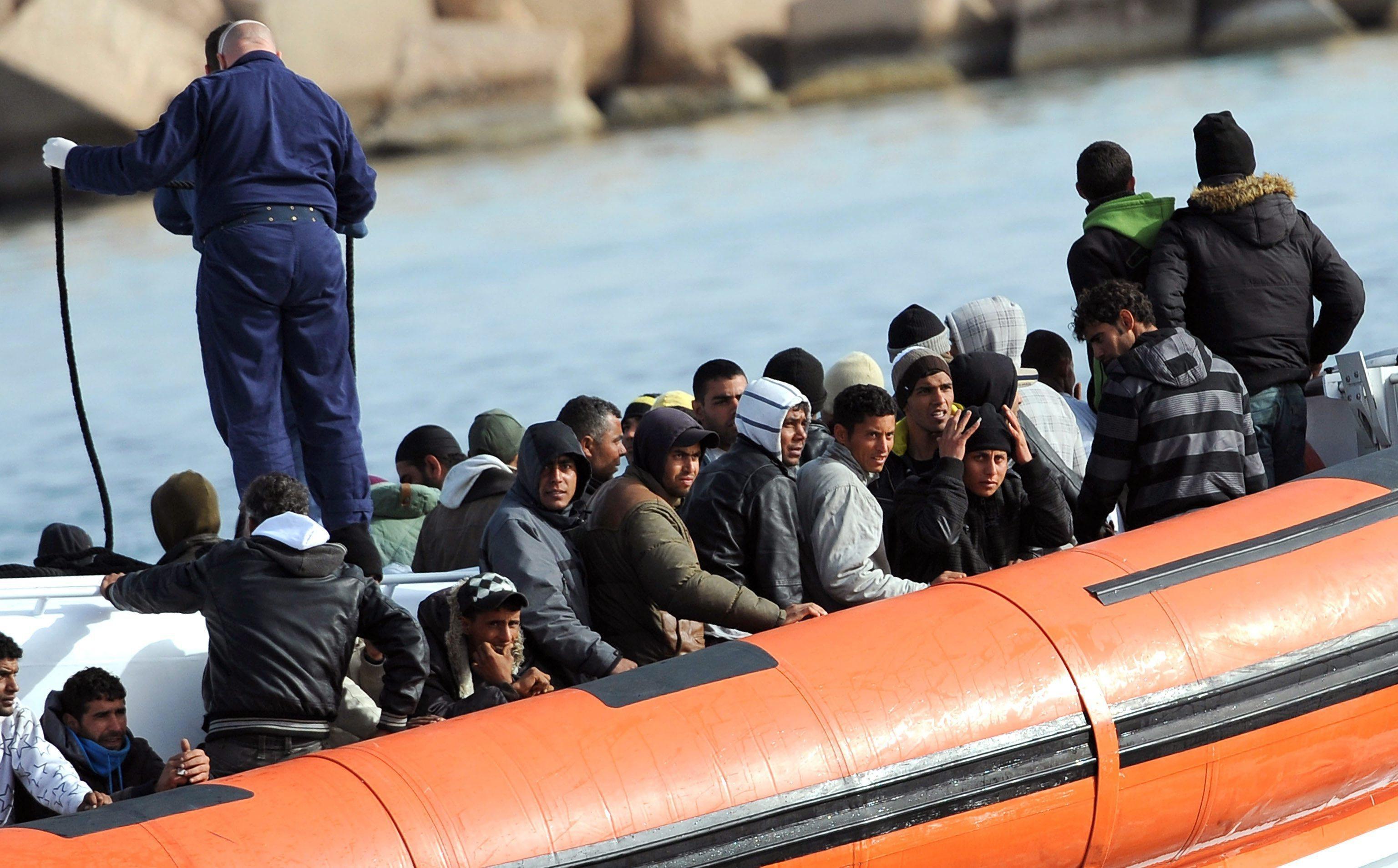 Profughi in arrivo a Lampedusa