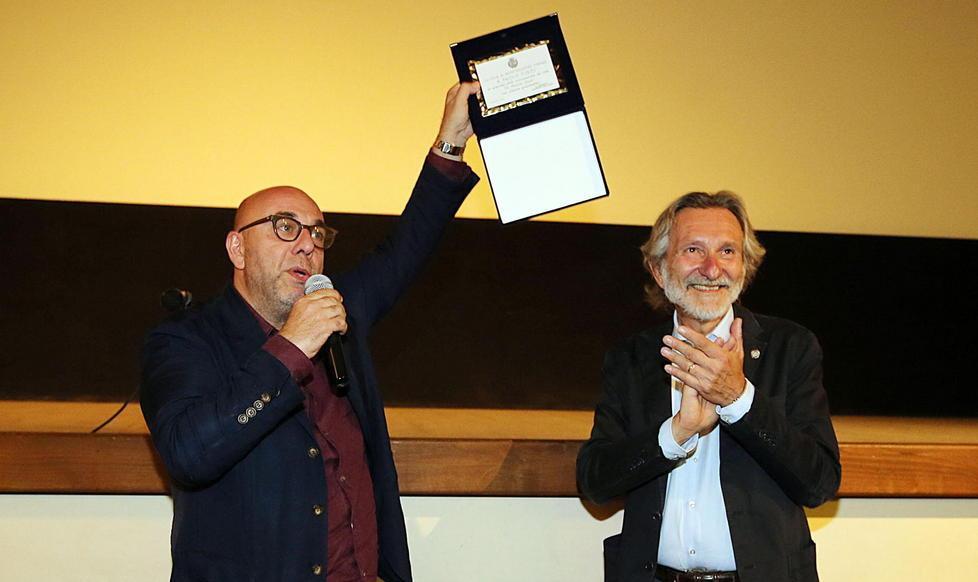 Paolo Virzì premiato al cinema Imperiale dal sindaco Bellandi (Foto Nucci)