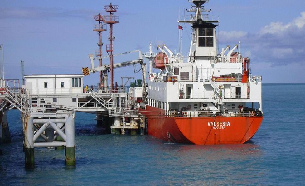 Una nave etileniera attraccata al pontile Solvay