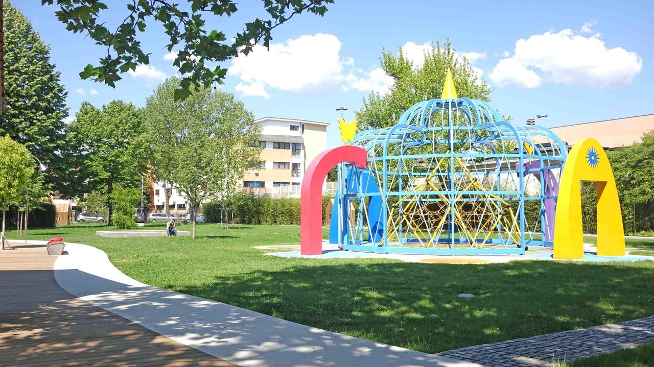 Escrementi sulla porta dell’Areabambini