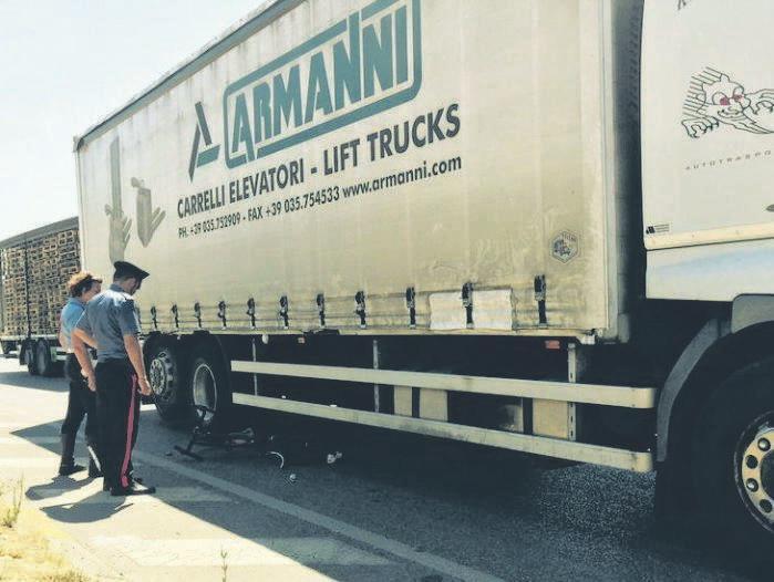 La bicicletta da corsa sotto il camion 