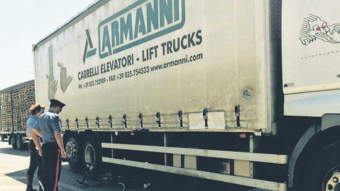 La bicicletta da corsa sotto il camion