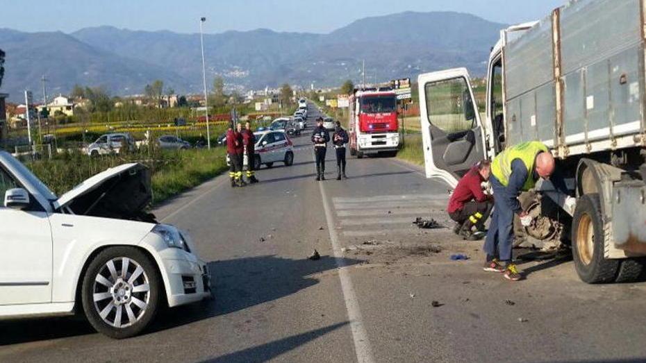 Scontro tra auto e camion, due feriti all’ospedale
