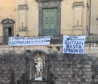 Striscioni di protesta contro il liceo a Fontevivo 