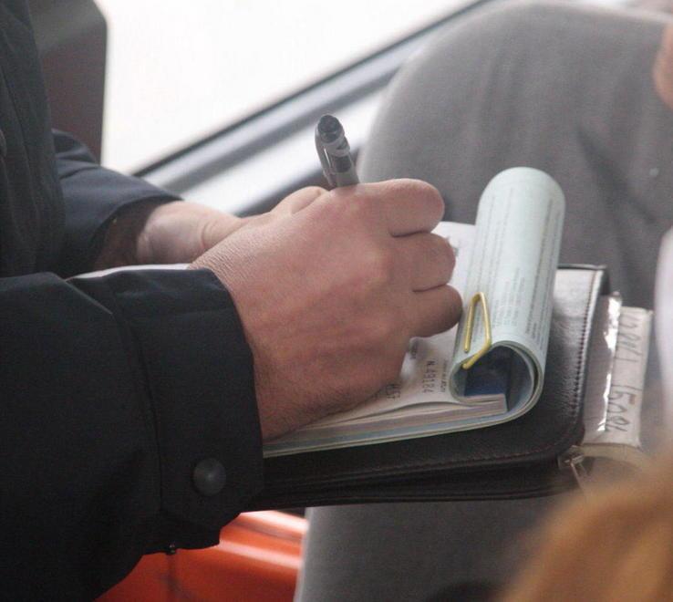 Si ribella al controllore e danneggia l’autobus 