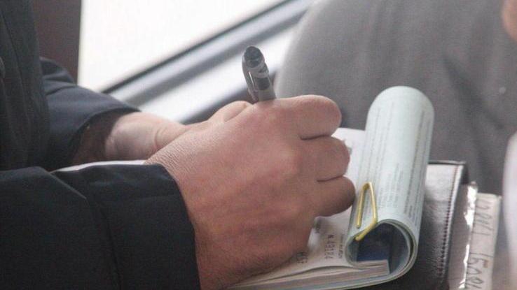 Si ribella al controllore e danneggia l’autobus