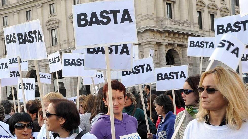 Le sbatte la testa sul muro: arrestato