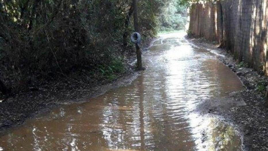 Sentiero che porta alle opere di Giorgini spesso sott’acqua